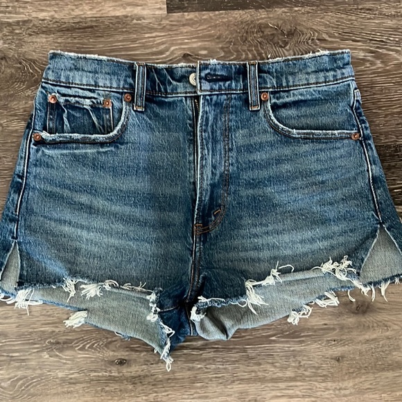 Like New! Worn twice. Abercrombie & Fitch High-rise Mom short. - Picture 1 of 4